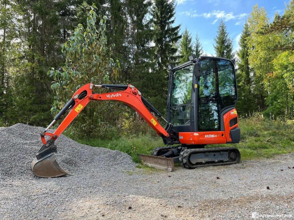 Kubota KX016-4 minikaivuri sivusta